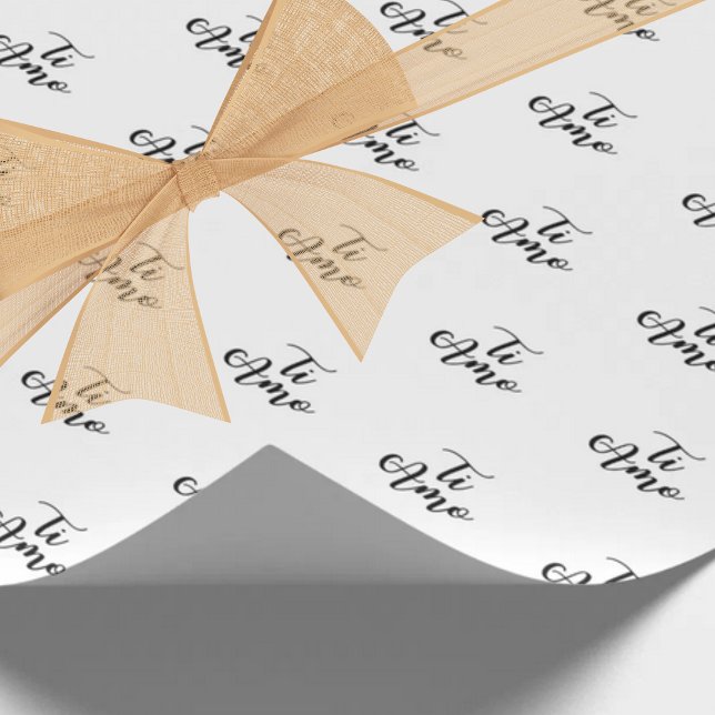 Ti Amo (Jag älskar dig) Chic Svart Skrift Upprepni Presentpapper (Ti Amo (I love you) Chic Black Script Repeat on white Wrapping Paper for Italian Celebration Gifts)