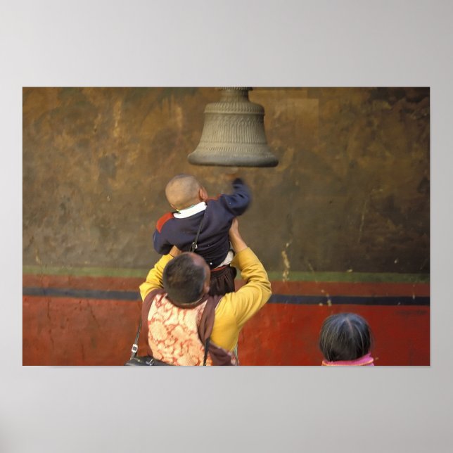 Tibetansk buddhistmunk lyfter upp en pojke för att poster (Framsidan)