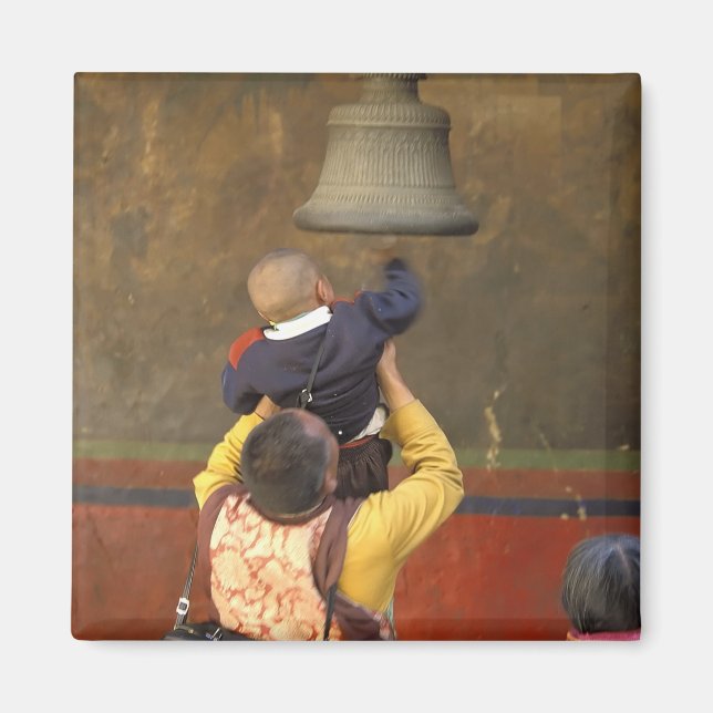 Tibetansk buddistisk munk som lyfter en pojke till magnet (Framsidan)