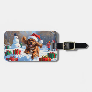 Tibetansk Spaniel Springande i Snö med Julhatt Bagagebricka
