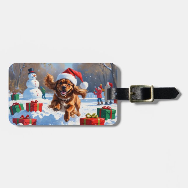 Tibetansk Spaniel Springande i Snö med Julhatt Bagagebricka (Horisontell Framsida)