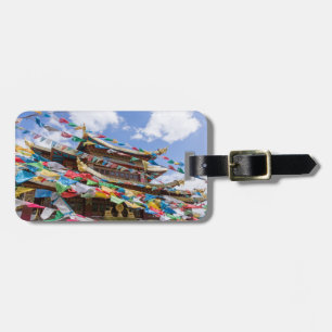Tibetansk Temple med bön flaggor - Yunnan, China Bagagebricka