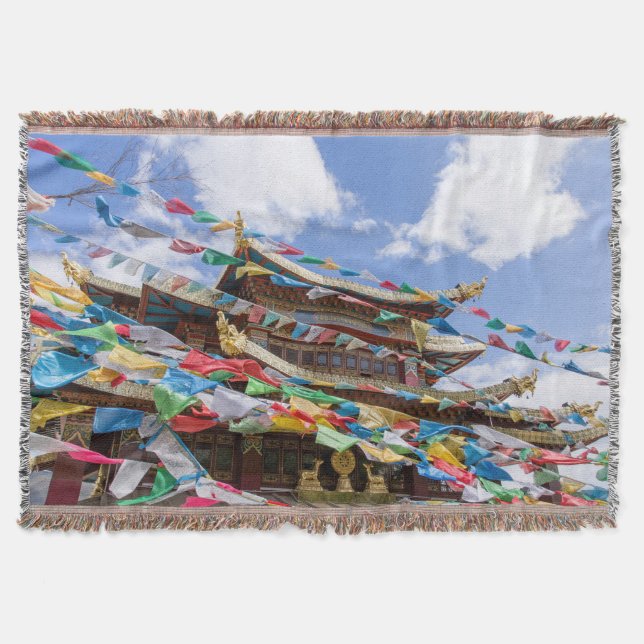 Tibetansk Temple med bön flaggor - Yunnan, China Filt (Framsidan)