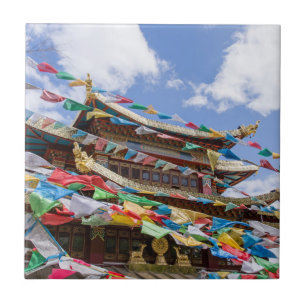 Tibetansk Temple med bön flaggor - Yunnan, China Kakelplatta