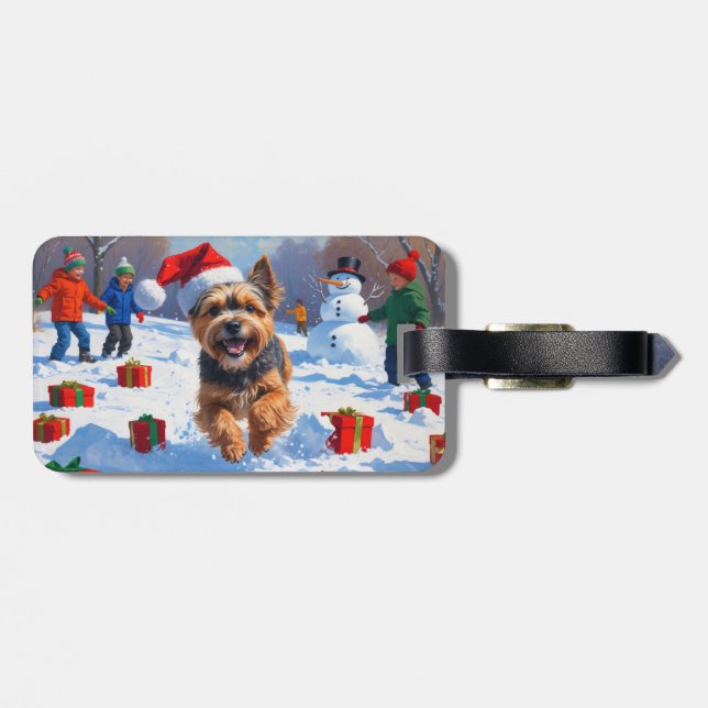 Tibetansk Terrier Springar i Snö med Julhatt Bagagebricka (Baksida Vågrät)