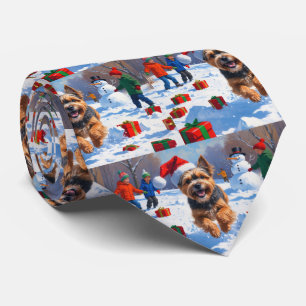 Tibetansk Terrier Springar i Snö med Julhatt Slips