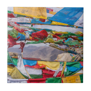 Tibetanskt landskap med bön flaggor - Himalaya Kakelplatta