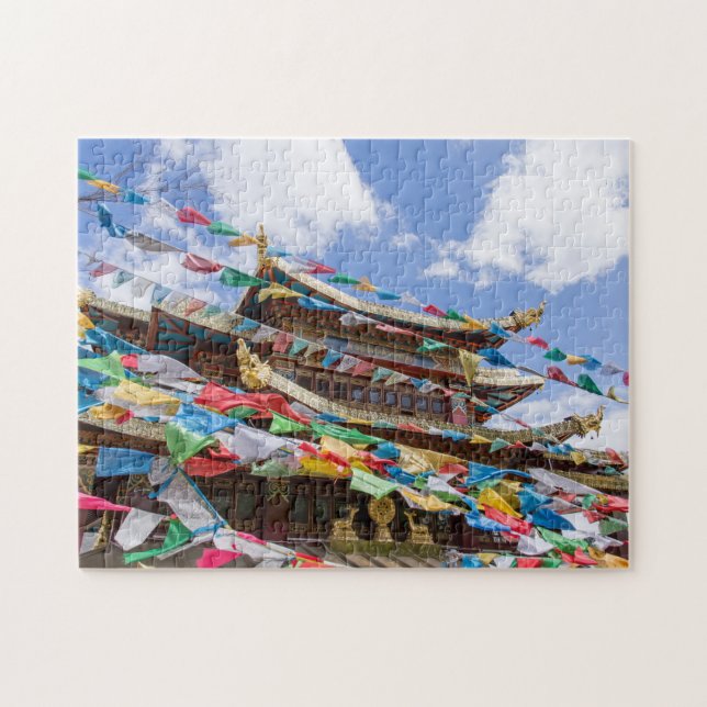 Tibetanskt tempel med böneflaggor - Yunnan, Kina Pussel (Horisontell)