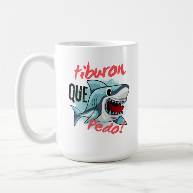TIBURON SÄG QUE PEDO, HAJ, VAD HÄNDER KAFFEMUGG (Vänster)