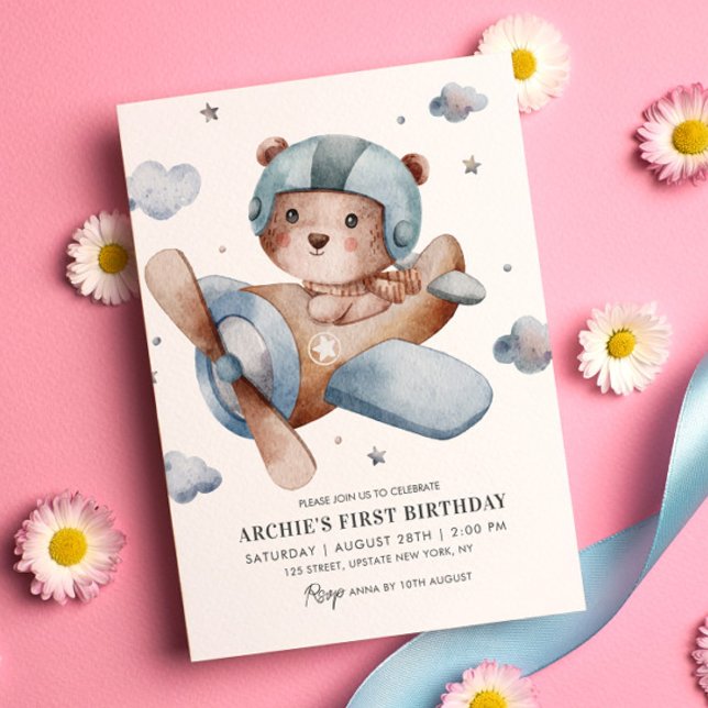 Tid för kute Bear Flygplan flyger 1:a födelsedag P Inbjudningar (Bear Teddy Boy first birthday invitation cute illustration bear on the plane cute kids invitations)