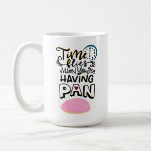 Tid gäller när du har panorering kaffemugg