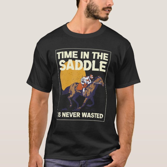 Tid Sadeln Aldrig Slösas Ridsadel  T Shirt (Framsida)