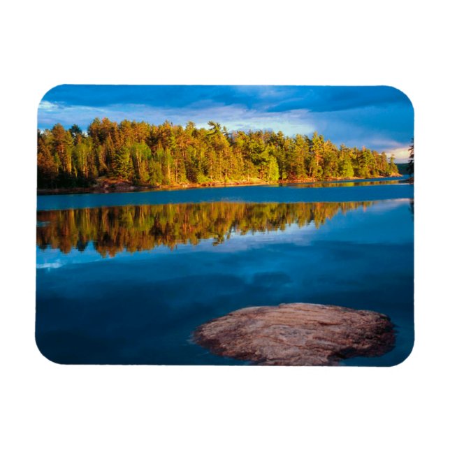 Tidiga kvällsreflektioner i gränslandets vatten magnet (Horisontell)