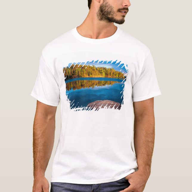 Tidiga kvällsreflektioner i gränslandets vatten t shirt (Framsida)