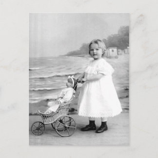 Tidigt 1900's Girl med hennes docka Vykort