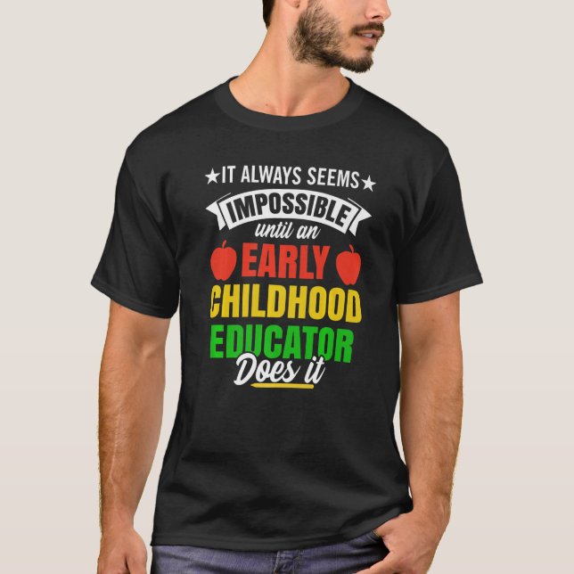 Tidigt Barnpedagog Lärarutbildning i Kinderg T Shirt (Framsida)
