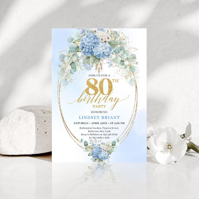 Tidlös dammig blå blomstergästbok för 80-årsfirand inbjudningar (Timeless Dusty Blue Floral 80th Birthday Invite)