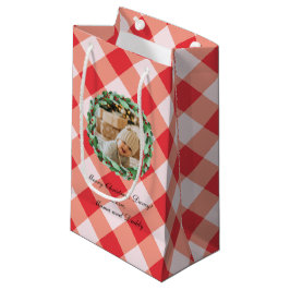 Tidlös röd gingham gårdshustomatiserad foto