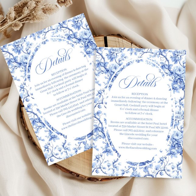 Tidlösa navyblå toile-rosor bröllopsplats detaljer tilläggskort (Timeless navy toile roses wedding venue details card

)