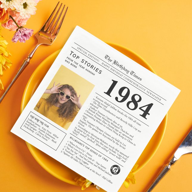 Tidningen Birthday Trivia 1984 Pappersservett (Born in 1985 birthday napkin in Newspaper style, custom photo and name personalized party supply)