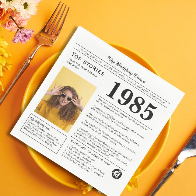 Tidningen Birthday Trivia 1985 Pappersservett (Born in 1985 birthday napkin in Newspaper style, custom photo and name personalized party supplies)