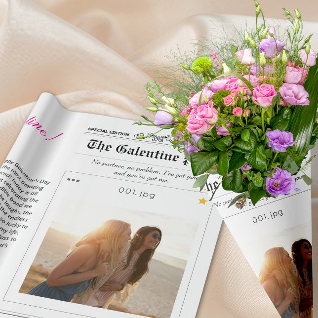 Tidningsartikel Galentines Day Flower Bouquet Red  Presentpapper (Newspaper Galentines Day Flower Bouquet Red Heart Wrapping Paper)