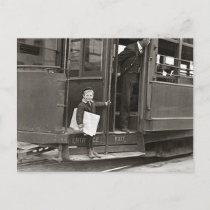 Tidningsförsäljare som åker spårvagn, 1910 vykort