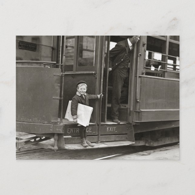 Tidningsförsäljare som åker spårvagn, 1910 vykort (Framsida)