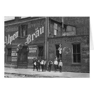 Tidningsförsäljare utanför en saloon, 1910 hälsningskort