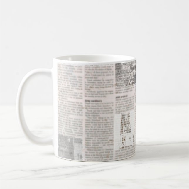 Tidningsskrift med gammal oläslig text. Vintage gr Kaffemugg (Vänster)