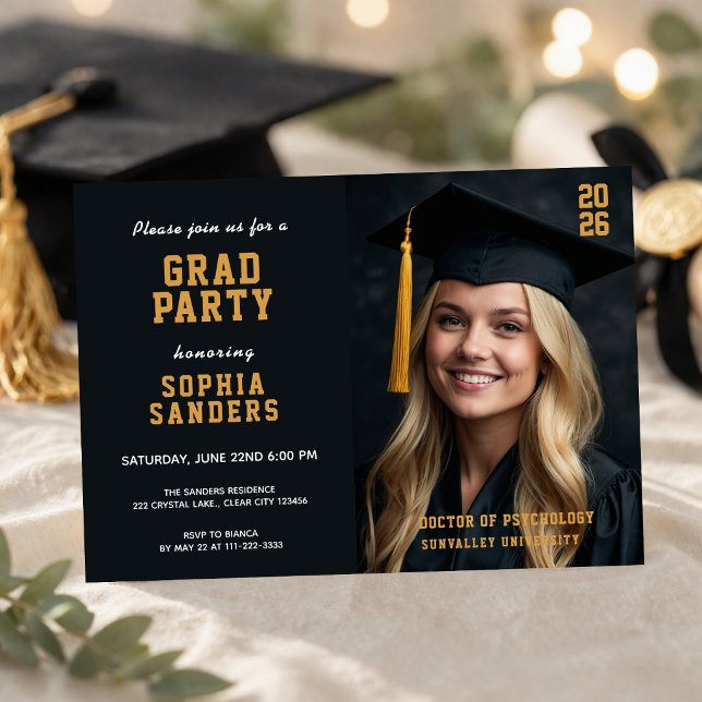Tidskrift Stil Examen Foto Inbjudan (Modern magazine style graduation photo invitation with bold elegant layout)