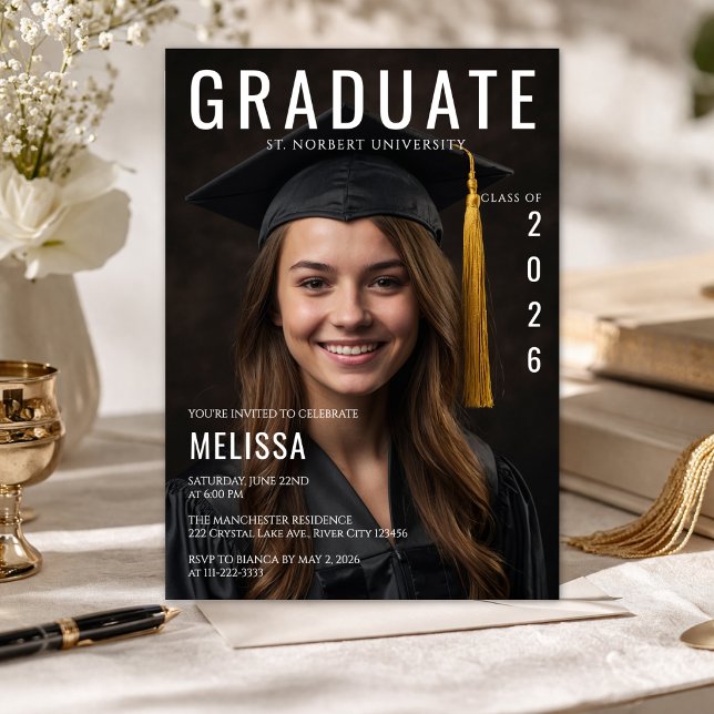 Tidskrift Stil Foto Examen Inbjudan (Modern magazine-style graduation invite with photo, clean layout, and elegant black design.)