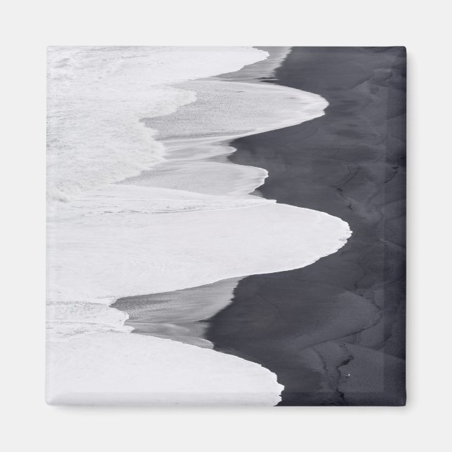 Tidvatten sköljer över svarta stranden magnet (Framsidan)