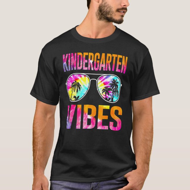 Tie Dye Back to school Kindergarten Vibes First Da T Shirt (Framsida)