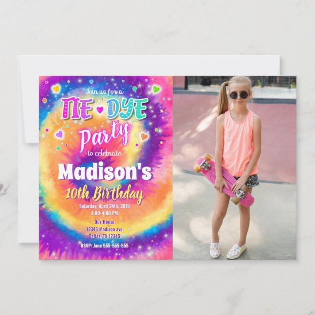 Tie Dye födelsedagsinbjudan, Hippie födelsedagsfot Inbjudningar (Framsida)