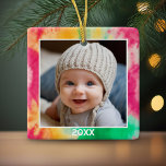 Tie Dye Gräns med Photo and Year - Red Grönt Julgransprydnad Keramik<br><div class="desc">Lägg till en bild till den här söta helgdag-dekanten - perfekt till barnen. En roligt,  färglös tjock färgaccent gräns gör en minnesvärd utsmyckning för träd. Ett modernt minimitypsnitt för året med ställe för att ladda upp 1 kvadratfoto.</div>