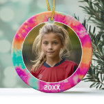 Tie Dye Gräns med Photo and Year - rosa teal Julgransprydnad Keramik<br><div class="desc">Lägg till en bild till den här söta helgdag-dekanten - perfekt till barnen. En roligt,  färglös tjock färgaccent gräns gör en minnesvärd utsmyckning för träd. Ett modernt minimitypsnitt för året med ställe för att ladda upp 1 kvadratfoto.</div>