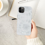Tie Dye | Modern Minimalistisk Grått Monogram<br><div class="desc">En enkel slips mönster med en mjuk grått neutralt färg palett. Perfekten på en trendgåva eller ett tillbehör kan enkelt anpassas med ditt namn, initialer, monogram, hashtag eller slogan! Tie-Dye är nu skapar en stor höger för återinträde och är officiellt årets största trend! Vi är helt på tänka, och den...</div>