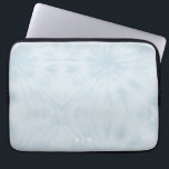 Tie Dye | Pastel Blue Modern Snyggt Monogram Laptop Fodral<br><div class="desc">Ett enkelt slips mönster med en mjuk pastellblått färg palett. Perfekten på en trendgåva eller ett tillbehör kan enkelt anpassas med ditt namn, initialer, monogram, hashtag eller slogan! Tie-Dye är nu skapar en stor höger för återinträde och är officiellt årets största trend! Vi är helt på tänka, och den psykiska...</div>