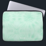 Tie Dye | Pastel Mint Grönt Monogram Laptop Fodral<br><div class="desc">Ett enkelt slips mönster med en mjuk pastellpalett grönt färg. Perfekten på en trendgåva eller ett tillbehör kan enkelt anpassas med ditt namn, initialer, monogram, hashtag eller slogan! Tie-Dye är nu skapar en stor höger för återinträde och är officiellt årets största trend! Vi är helt på tänka, och den psykiska...</div>