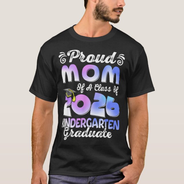 Tie dye stolt mamma till en examenklass 2026 t shirt (Framsida)