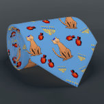 Tie för Hanukkah kattDreidel blått Slips<br><div class="desc">Ska kattälskare är förtjust denna roliga nyckfulla "Hanukkat" mönstertie som presenterar en nyfiken tabby katt för orangebrunt som ha på sig en kippah,  röda dreidels och gula menoror/channukiahs på en ljus blåttbakgrund. Perfekt som en Hannukah/Chanukah gåva för familj,  rabbin eller lärare under den judiska festivalen av ljus!</div>