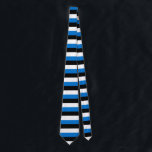Tie med Estlands Flagga Slips<br><div class="desc">Lägg till ett litet estniskt pride till din formella attityd med vår exklusiv som visar Estlands flagga! Denna slips med stor noggrannhet är mer än bara ett mode-tillbehör, det är en firande av Estlands nationella identitet och kulturelegans. Den förfinade designen visar tydligt den ikoniska estniska flagga, och skapar den här...</div>