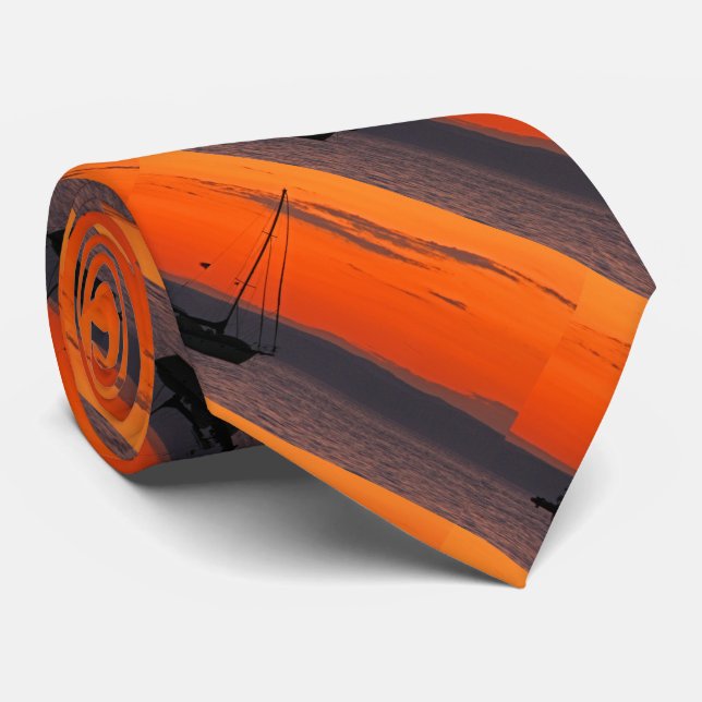 Tie segelbåt på solnedgången, orange himmel slips (Rullad)