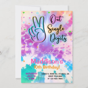 TieDye ut singelsiffrorna Girl Birthday inbjudan. Inbjudningar