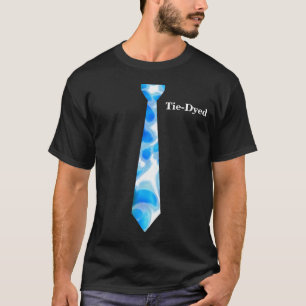 Tien färgade blått- och vitmönster fejkar slips tee