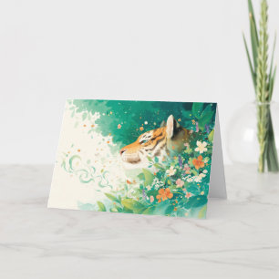 Tiger bland blomster och grönska kort