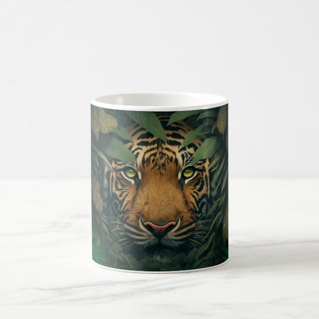 Tiger gömmer sig i lövverk               magisk mugg (Center)