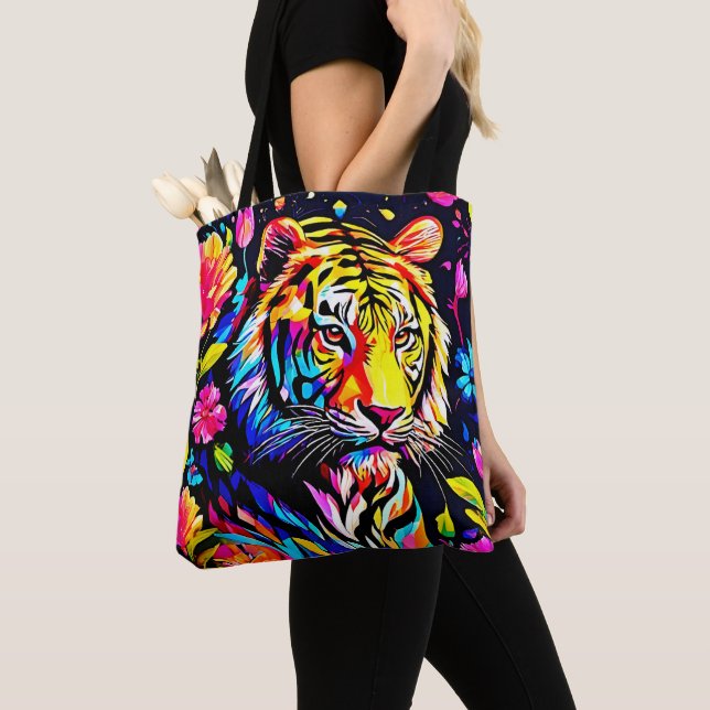 Tiger i en blomdröm tygkasse (Närbild)