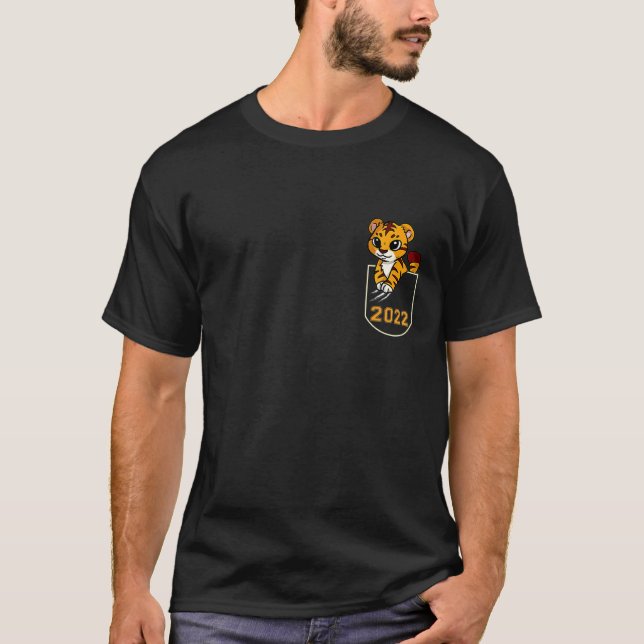Tiger i Pocket Gott nytt år 2022 T Shirt (Framsida)